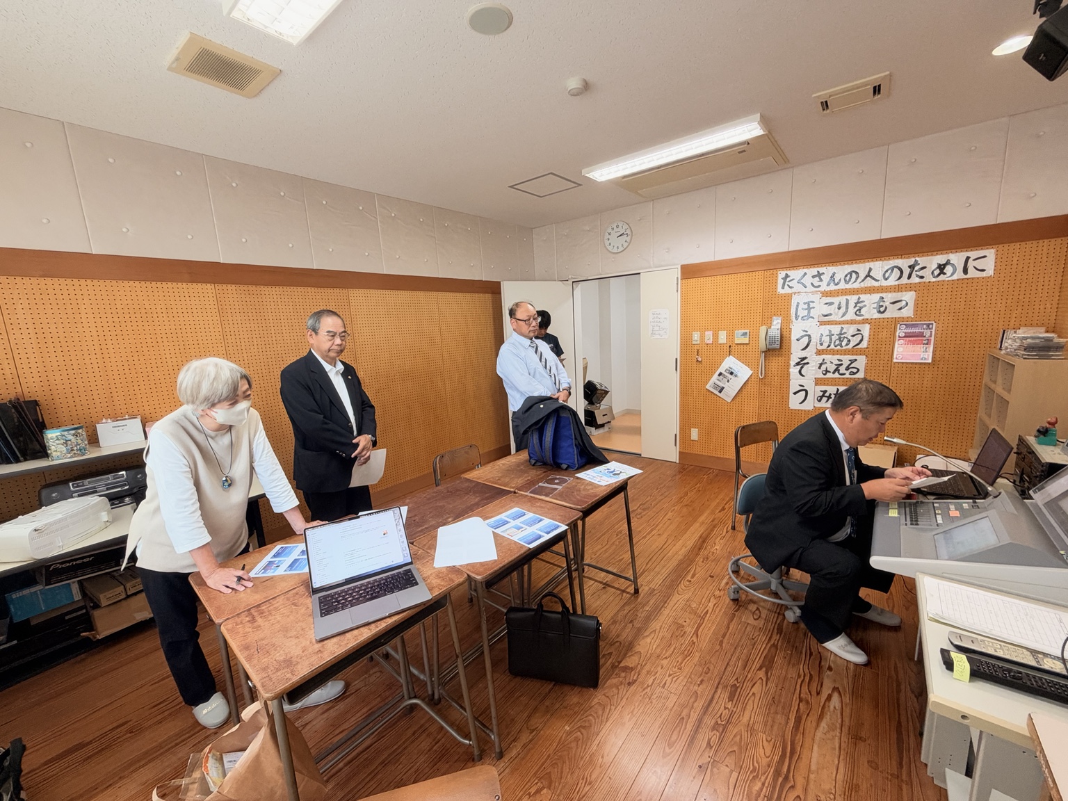 芦原中学校の放送室から全校生徒に向けて行われた薬物乱用防止教室