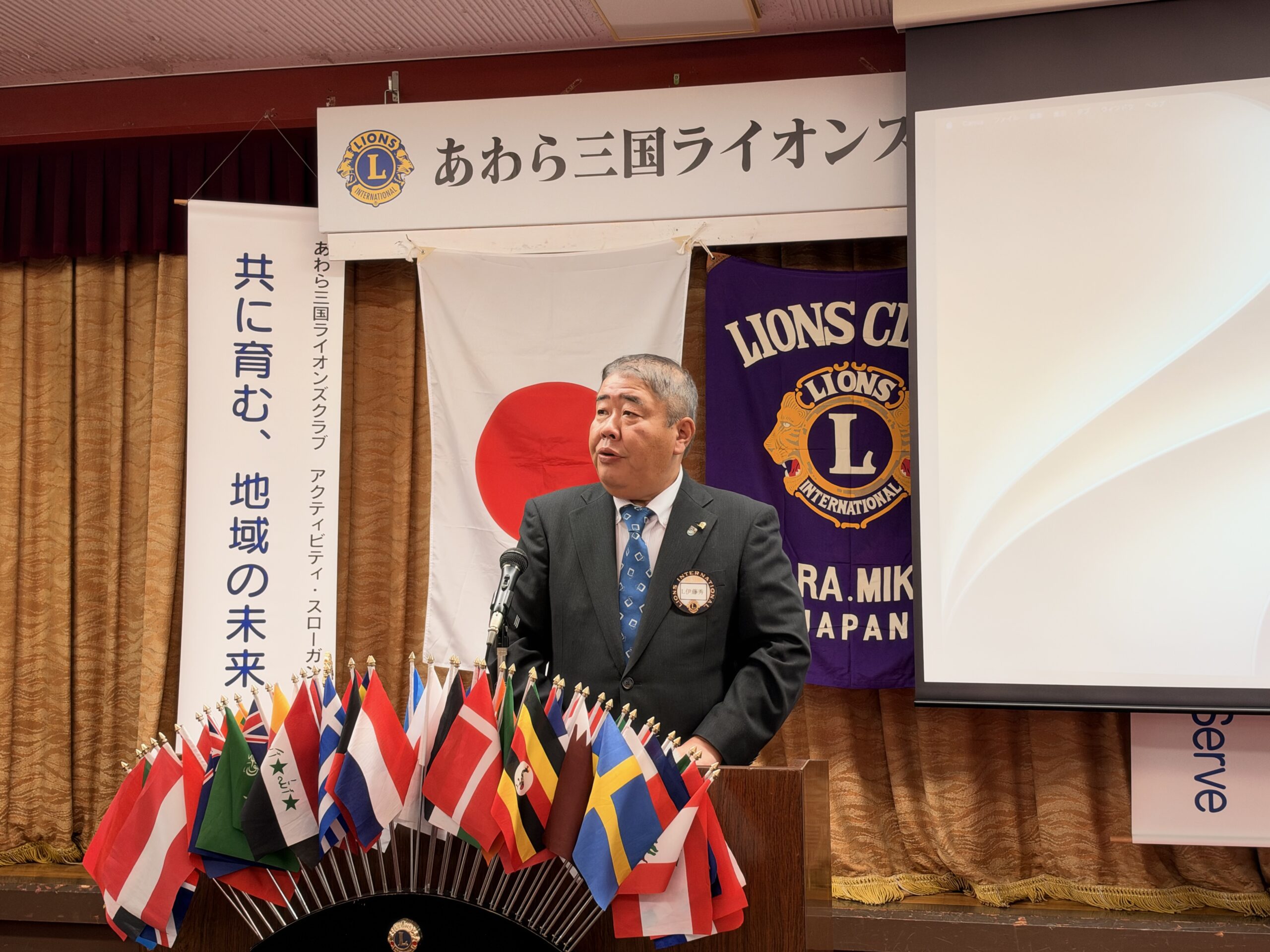 第1606回例会で挨拶する伊藤会長
