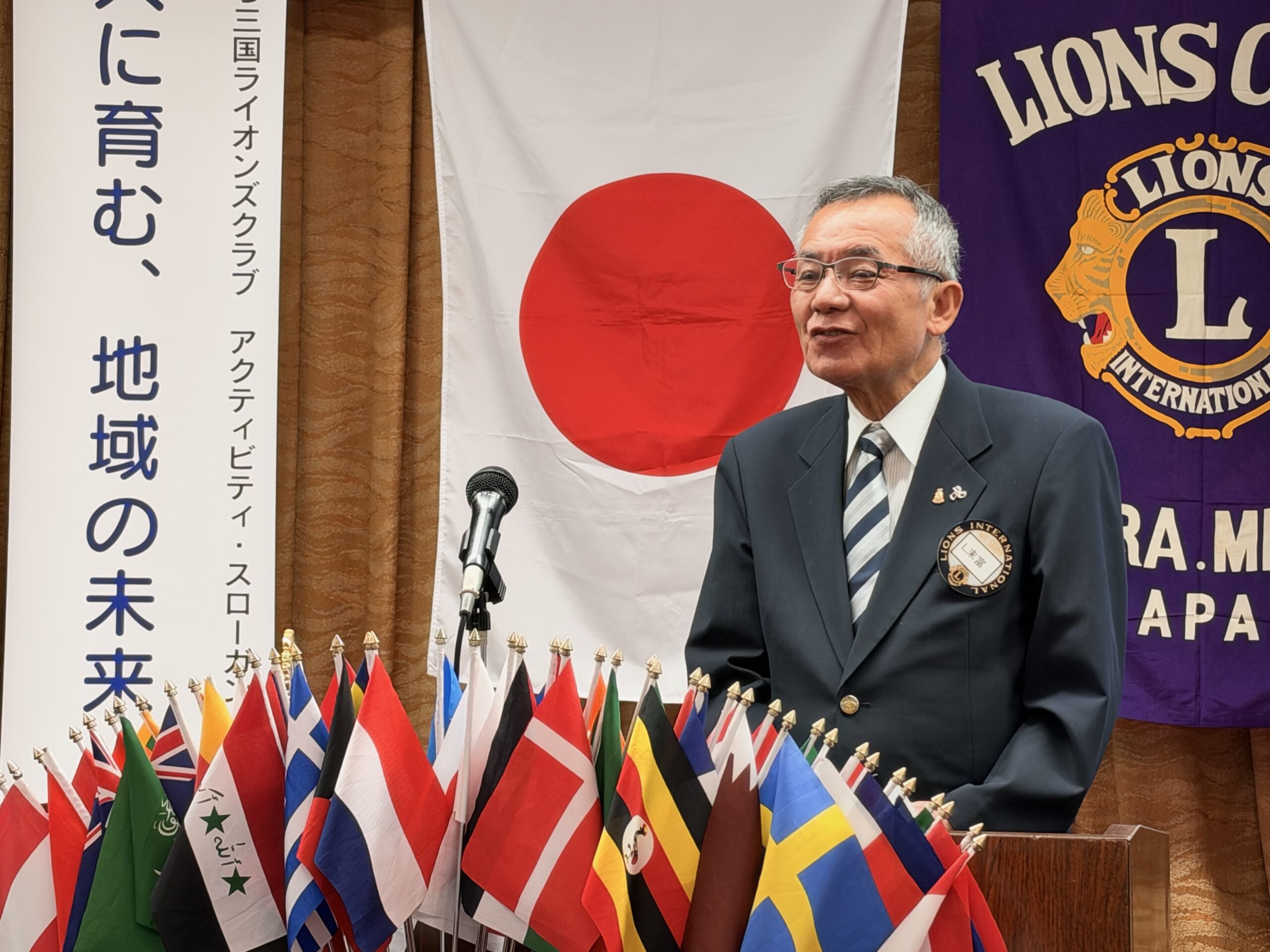 10月の誕生祝いで挨拶する末冨ライオン