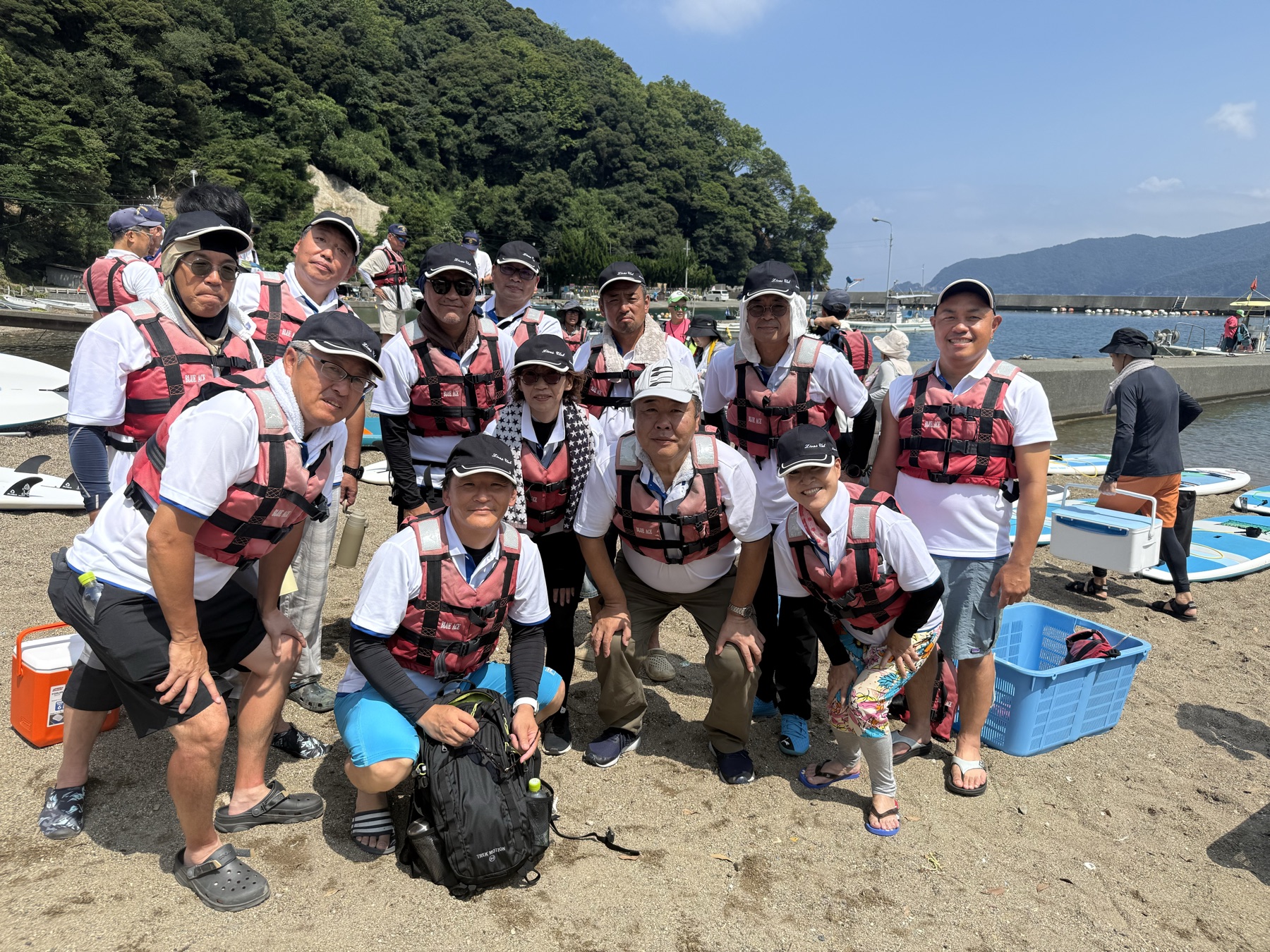 海辺で活動するクラブの仲間たち