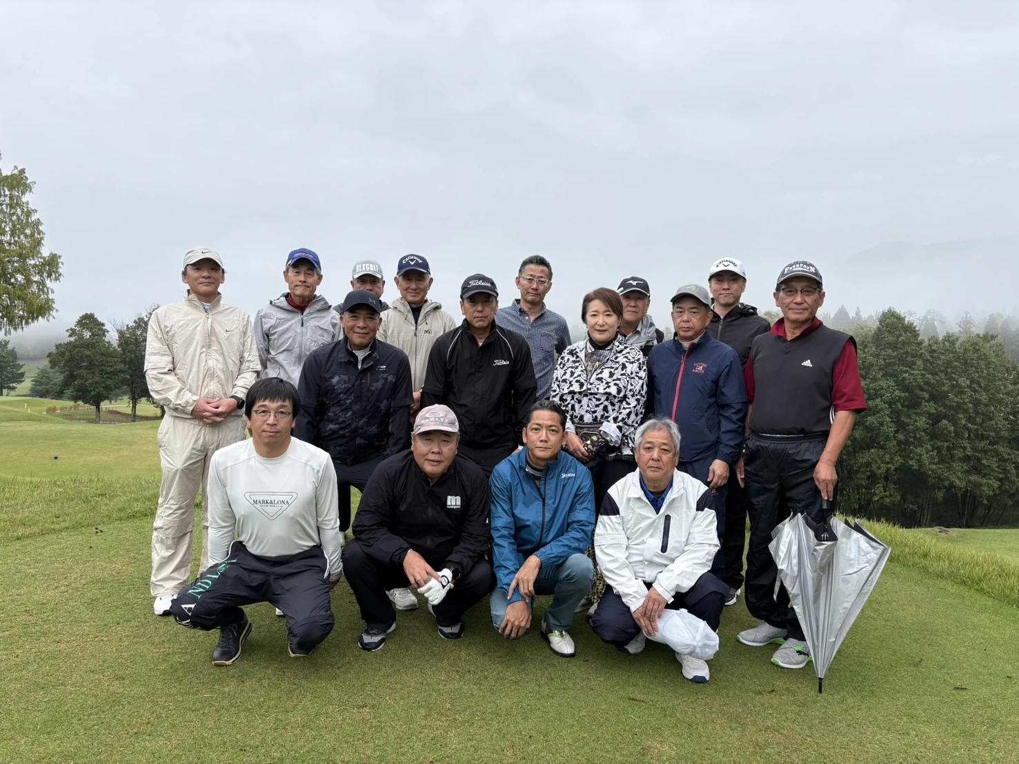 あわら三国・丸岡・春江坂井ライオンズクラブ合同ゴルフコンペの集合写真